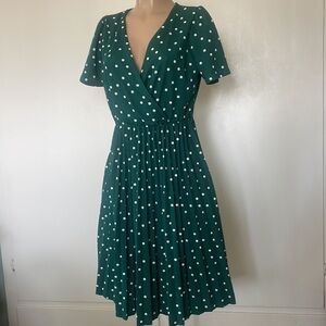 LARK ➕ GREY.  Green Polka Dot  V-NECK size MEDIUM Petite  Womens DRESS